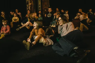 Gezinnen genieten van een voorstelling