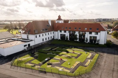 Overzicht op het minigolf-terrein bij Corsendonk Duinse Polders