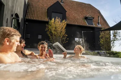 Vriendengroep zit in een jacuzzi