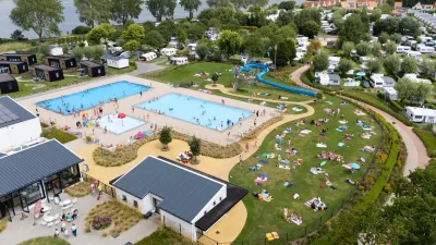Bovenaanzicht van zwembaden bij Kompas Camping Nieuwpoort