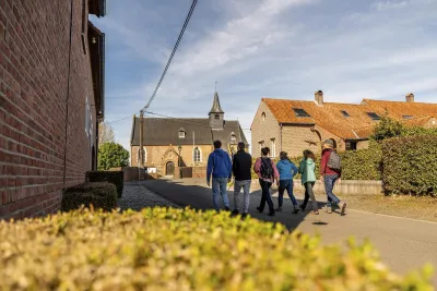 Groep vrienden op wandel in een dorpskern