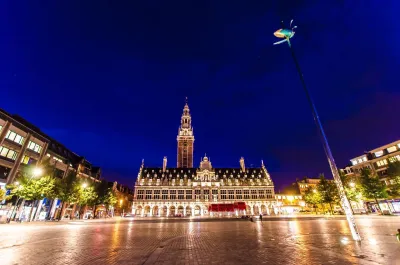 Avond op het Ladeuzeplein met zicht op de Universiteitsbibliotheek