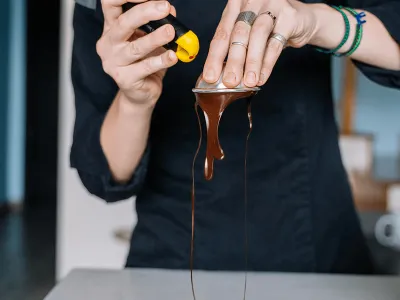 Vrouw werkt met chocolade tijdens een workshop
