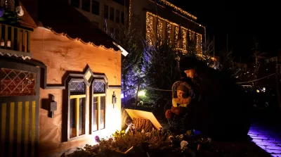 Vrouw en kind bewonderen een tafereel in de avond