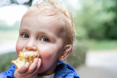 Kindje snoept van een mattentaart