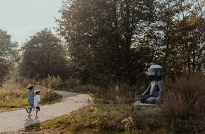 Een jongen en een meisje lopen in het park van Labiomista in Genk