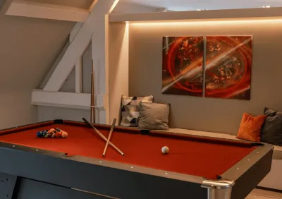 Pooltafel met keus en ballen in een speelruimte