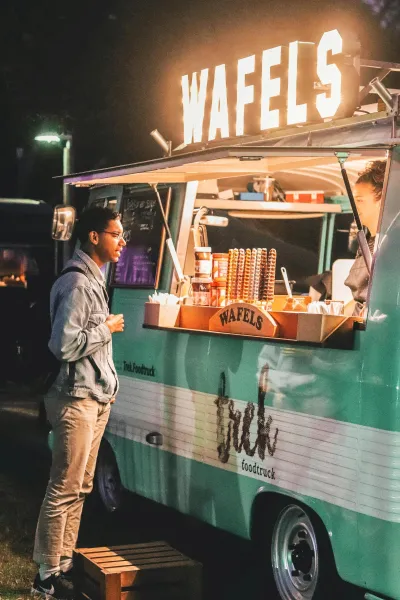 Man bestelt 's avonds een wafel bij een foodtruck