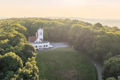 Luchtbeeld met zicht op de Belvedèretoren en de beboste omgeving