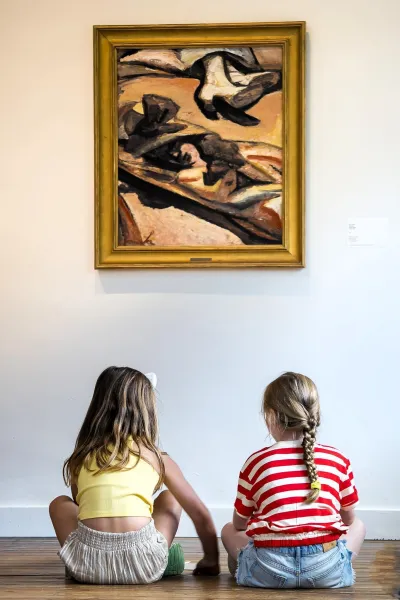 Kinderen kijken naar een kunstwerk