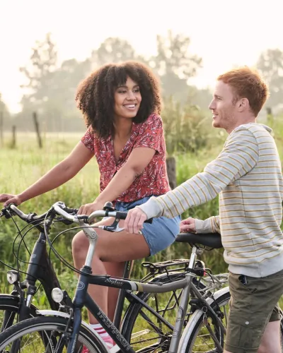 Koppeltje op de fiets stopt langs de kant van de baan