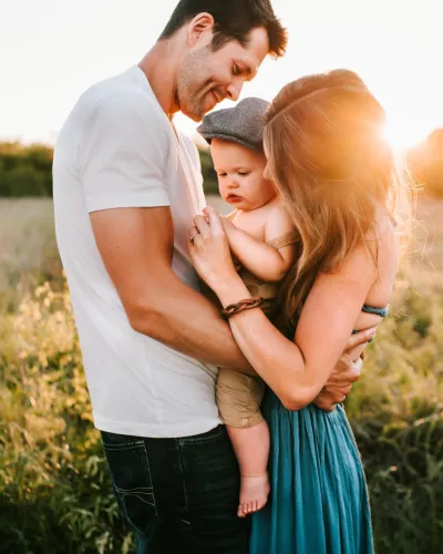 Moeder en vader met kind tussenin met zicht op het veld