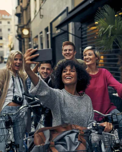 Selfie van de vriendengroep op de fiets