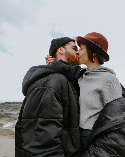 Koppel zoent elkaar op het strand
