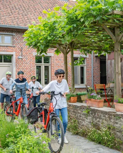 Mannen en vrouwen met de fiets aan de hand