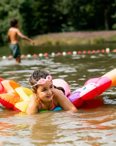 Baalse Hei kind op matras zwemvijver