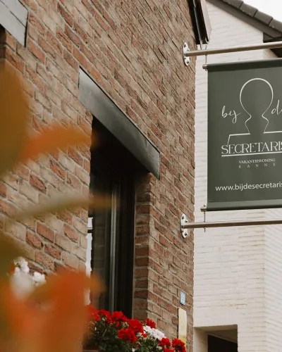 Bij de secretaris