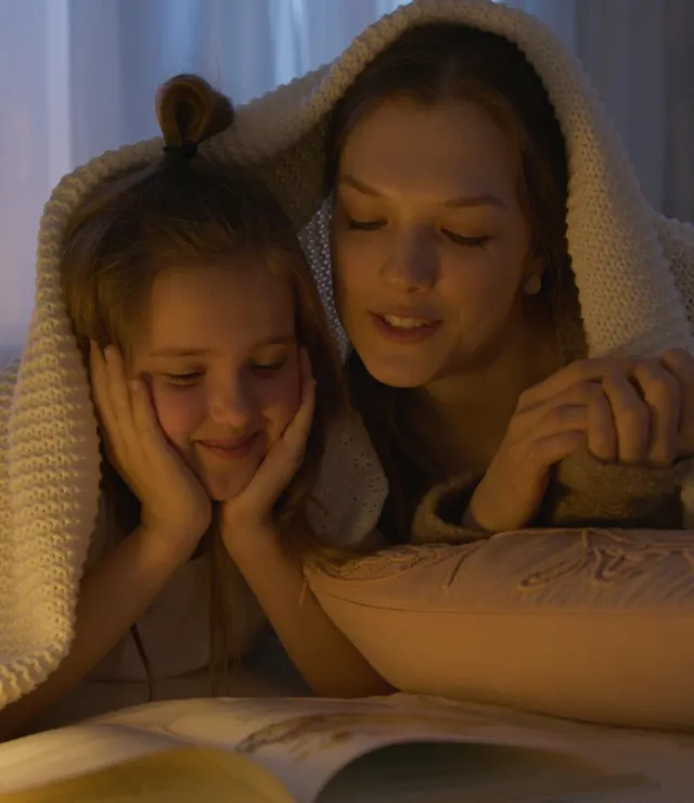 Moeder en dochter lezen een boek