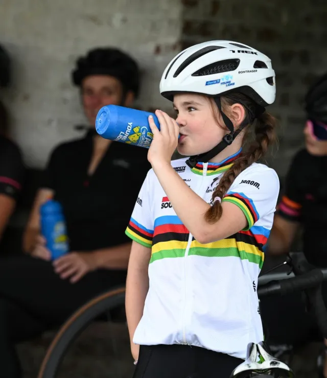 Meisje met fietshelm en drinkbus