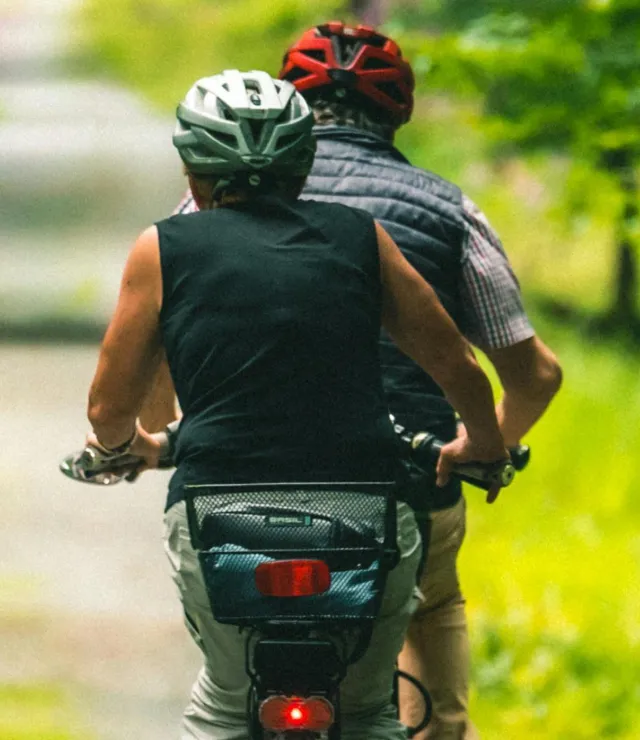 Twee mensen op de elektrische fiets