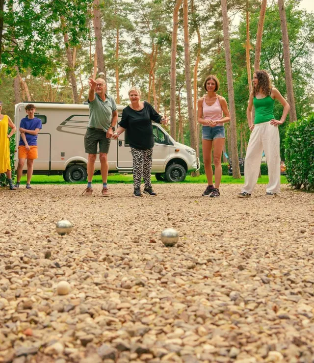Gezin speelt petanque op camping