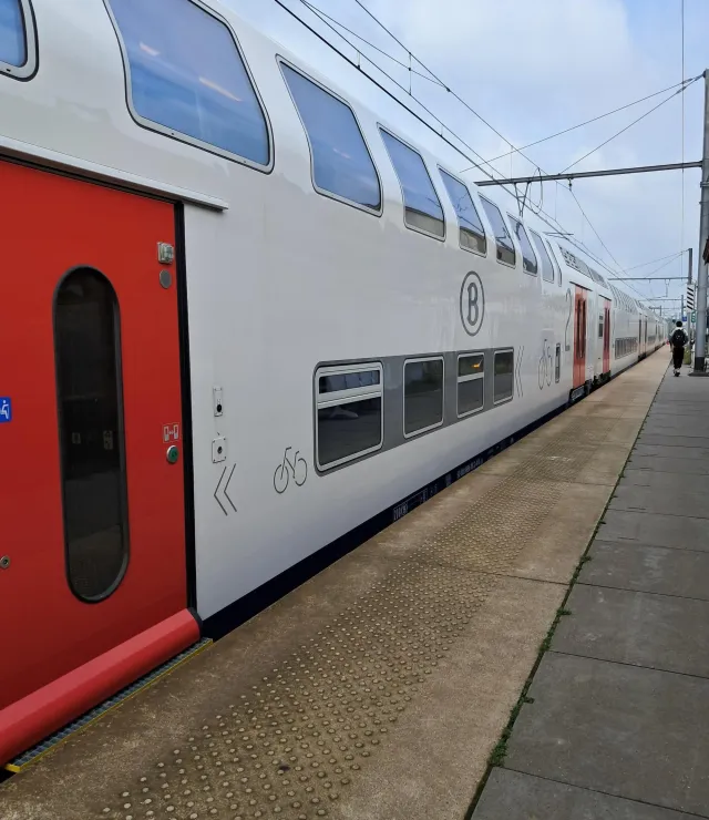 Treinstel van de NMBS aan het perron