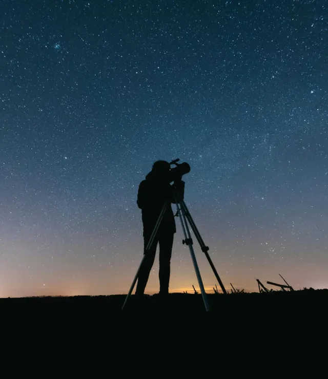 Sterren kijken door een telescoop