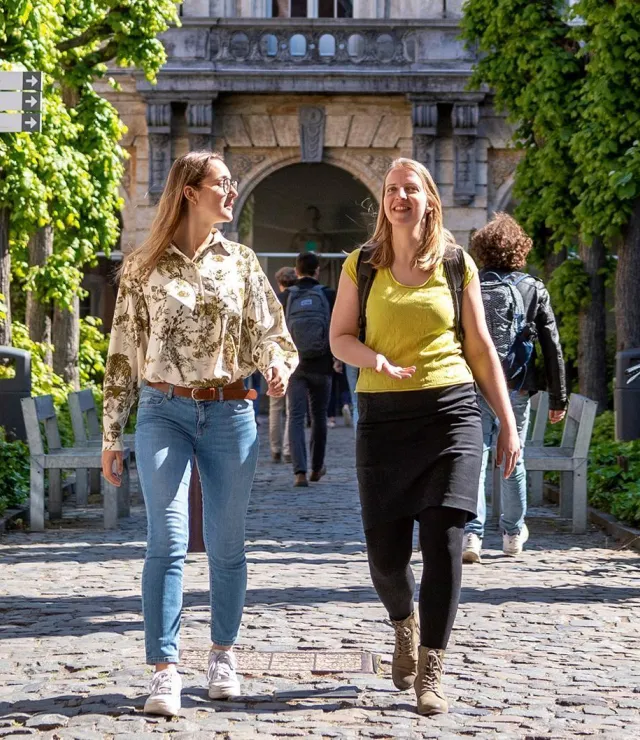 Twee vriendinnen wandelen in de stad