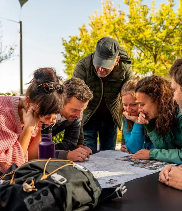 Vrienden bekijken een wandelkaart