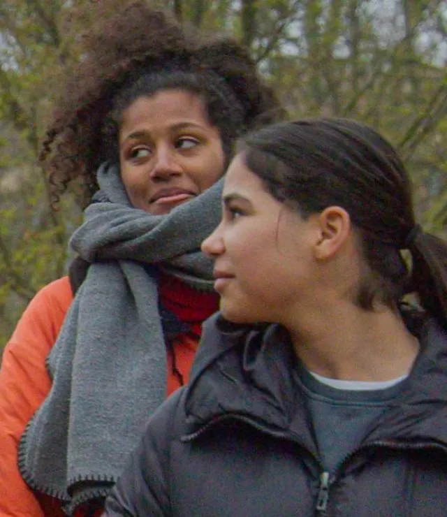 Familie aan het wandelen