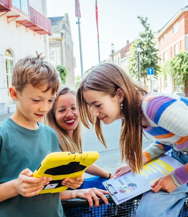 Familie doet een stadswandeling in Hasselt