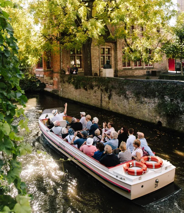 Mensen op een bootje in Brugge