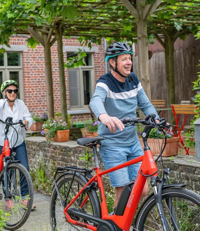 Mensen bij vertrek van een fietstocht met gehuurde fietsen
