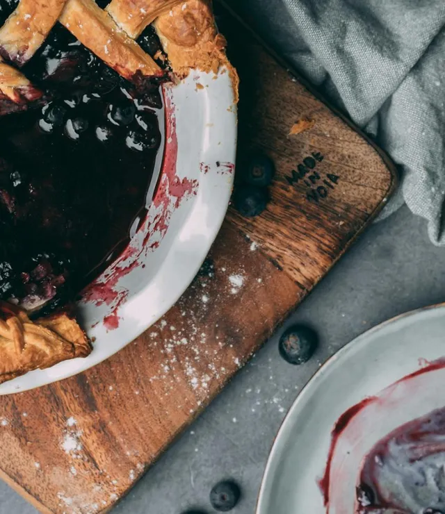 Fruittaart op een bord, één stuk is al opgegeten