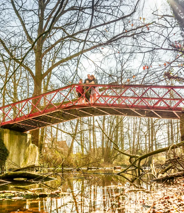 Gezin op een brug tijdens de Pompeschitterswandeling