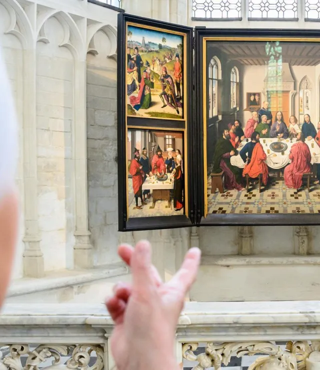 Twee vrouwen kijken naar een werk van Dieric Bouts in de Sint-Pieterskerk in Leuven