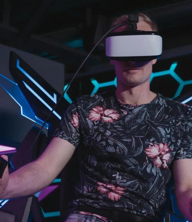 Man beleeft een VR experience