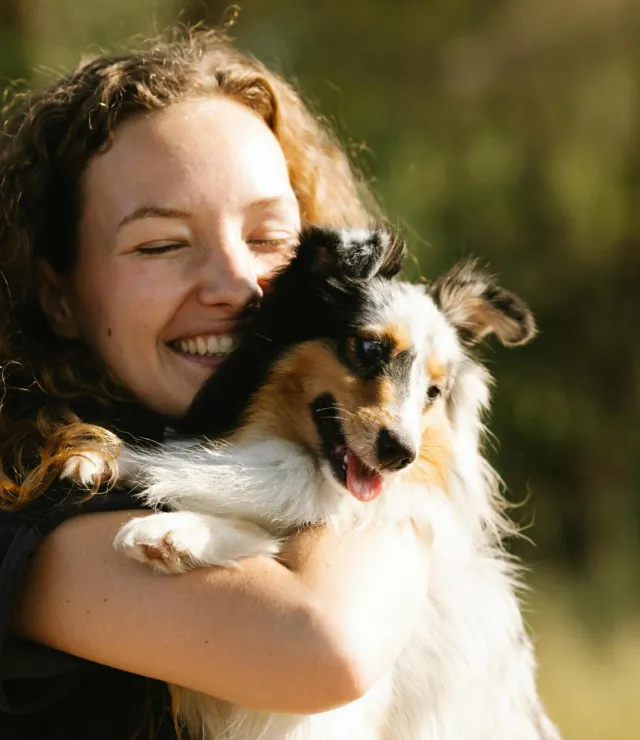 Vrouw knuffelt met een hond