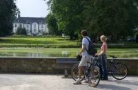 twee fietsers houden halt met zicht op kasteeltje