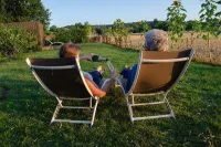 twee mensen zitten in een strandstoel