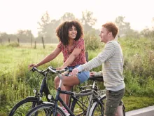 Koppeltje op de fiets stopt langs de kant van de baan
