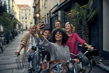 Selfie van de vriendengroep op de fiets
