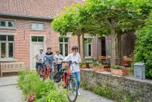 Mannen en vrouwen met de fiets aan de hand